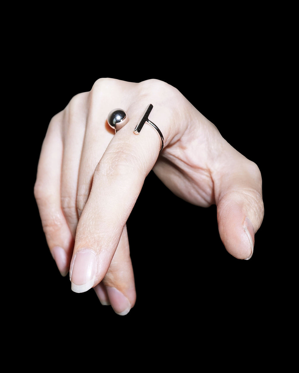 En Ring - Silver - Hand Model - Front View